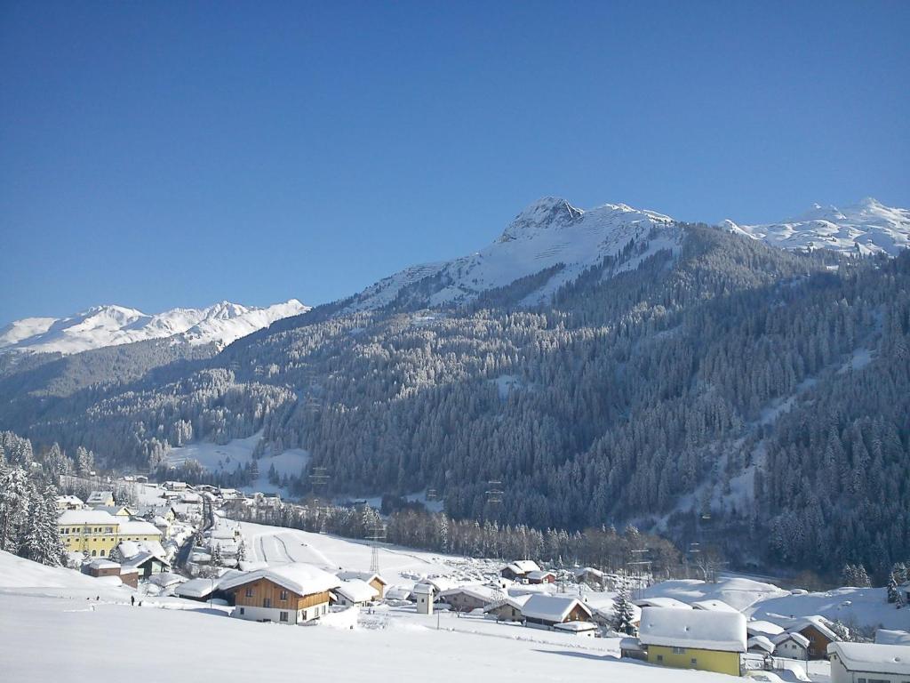 Haus Adrian Apartment Wald am Arlberg Exterior photo